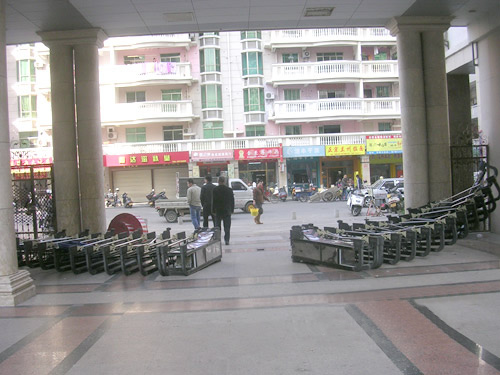 ���区业主跟物业�v�U�纷���区�?sh��)动门被掀��?